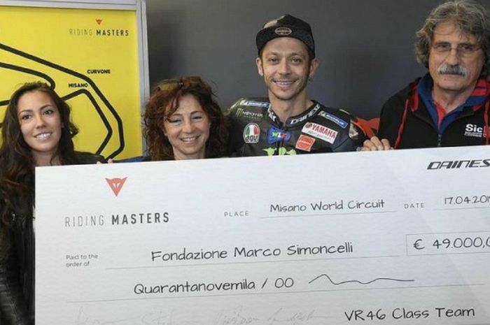 Sumbangan Valentino Rossi diterima ayah Marco Simoncelli