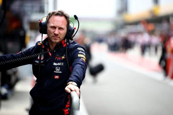 Christian Horner selaku bos tim Red Bull merasa murka usai peluang podium Max Verstappen di F1 Inggris 2019 digagalkan Sebastian Vettel