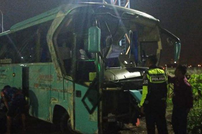Bus jurusan Probolinggo-Surabaya menabrak guardrail beton di Jalan Tol Gempol-Pasuruan KM 792/B, Sabtu (20/4/2019). 