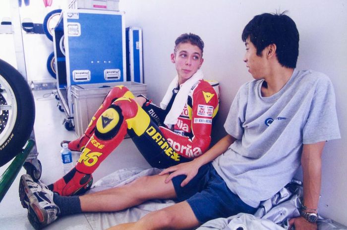 Valentino Rossi selalu meluangkan waktu untuk sharing bersama Haruchika Aoki di awal-awal karirnya di GP