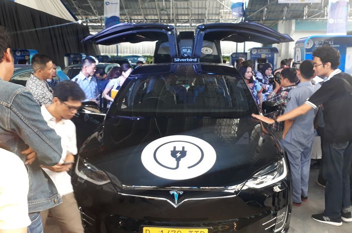 Tesla model X 75D A/T jadi armada taksi listrik PT Blue Bird Tbk