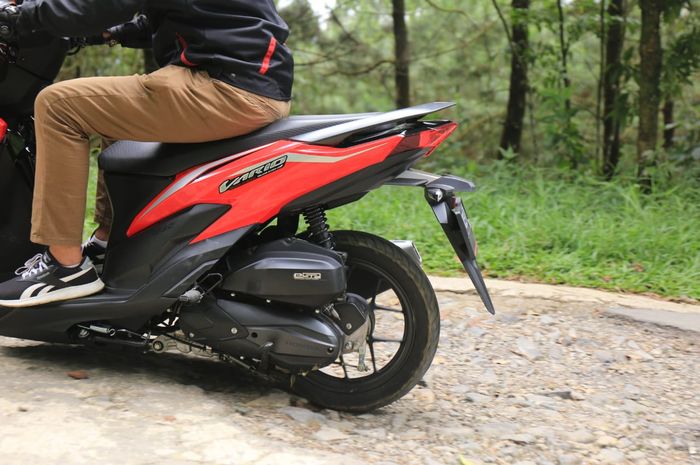 Suspensi Honda Vario 125 terbukti kenyamanannya saat melintasi jalan rusak