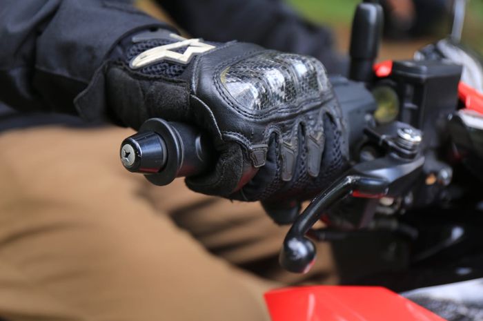 Ilustrasi balancer atau jalu setang di motor