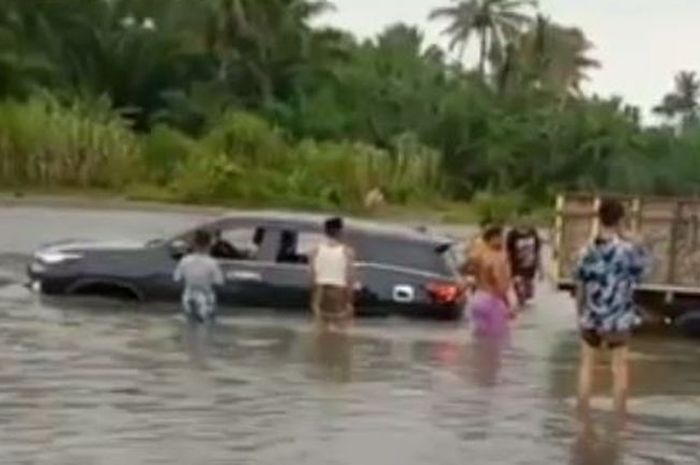 Air sungai merendam setengah bodi Fortuner