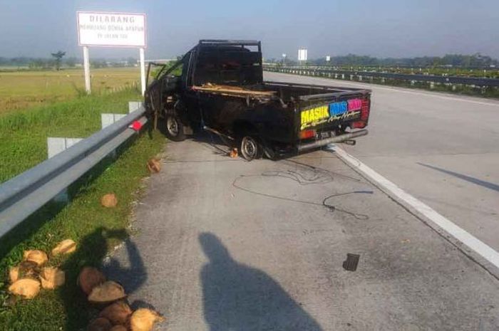 Mobil pick up bermuatan kelapa terguling di jalan tol