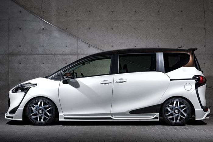 Tampilan samping Toyota Sienta dengan body kit M'z Speed