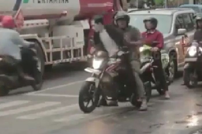 Honda CBR150R dilompati pejalan kaki