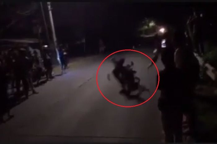 Video Detik-detik Penonton Dihantam Keras Motor Balap Liar Kelas Malam