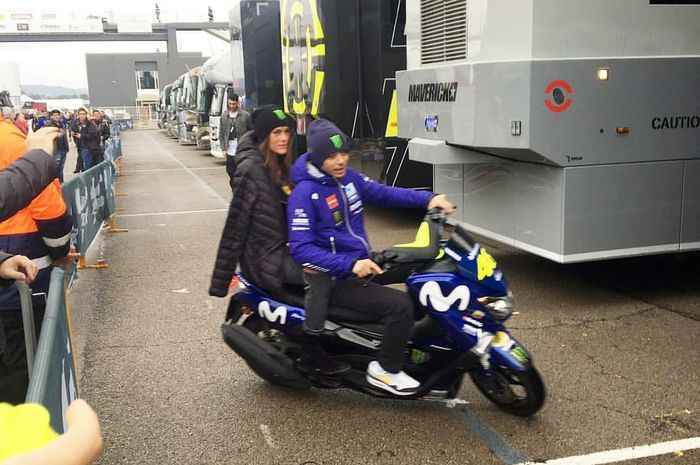 Valentino Rossi dan Francesca Sofia Novello pacaran naik NMAX