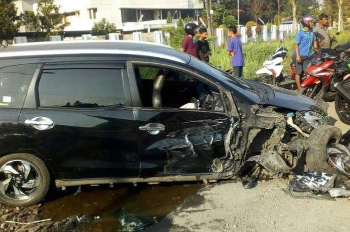 Honda Mobilio ringsek sebelah di Sidoarjo