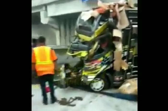 Kondisi truk pengangkut cabai seruduk truk tangki di Tol Semarang-Solo