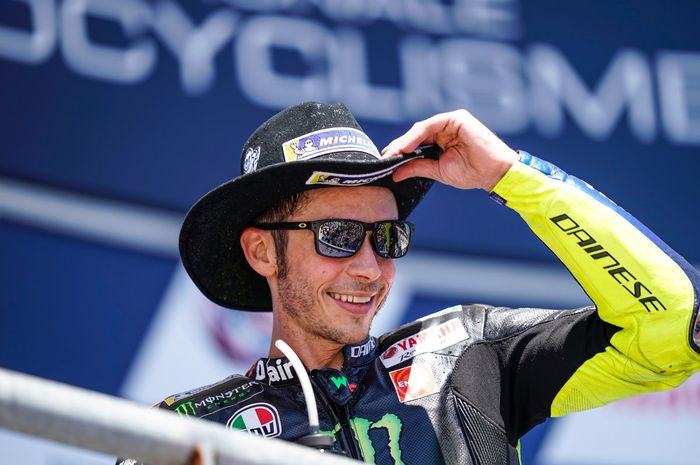 Pembalap tim Monster Energy Yamaha, Valentino Rossi, sedang merayakan posisi podiumnya pada MotoGP Americas 2019.