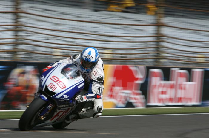 Jorge Lornezo menggunakan Xlite X802RR dengan motif Captain America saat MotoGP amerika 2009