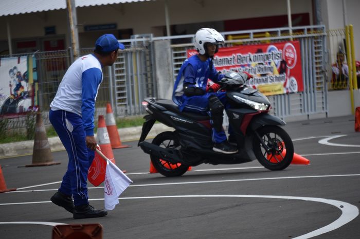 Kontes safety riding menggunakan Honda Vario 150