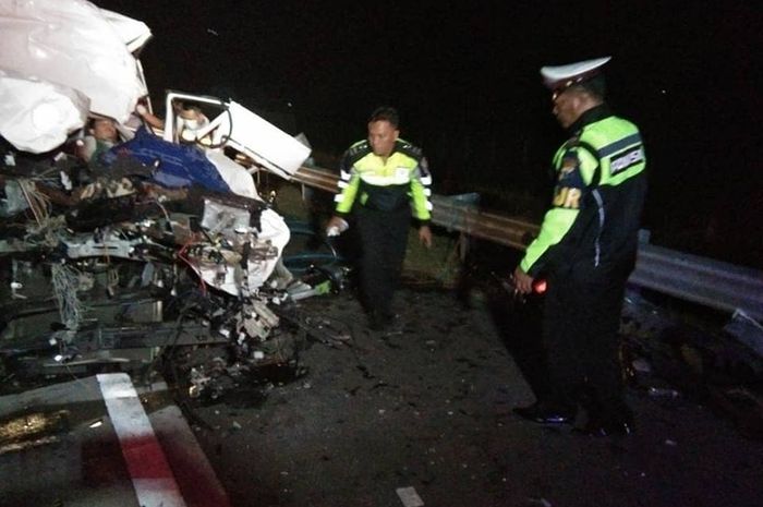 Kecelakaan Toyota Travello di jalur tol Madiun - Nganjuk