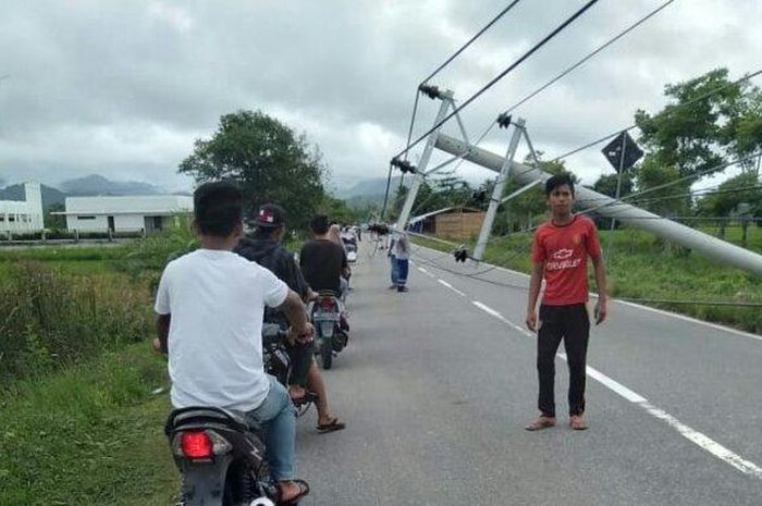 Tiang listrik tumbang di jalan nasional Aceh Barat Daya