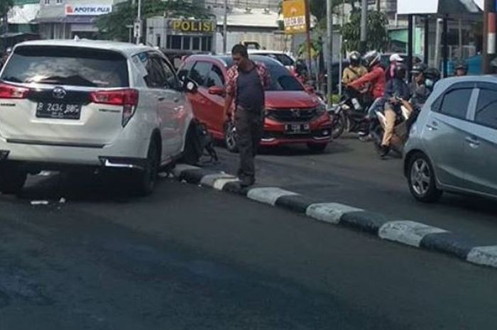 Toyota Kijang Innova sepontan terima karma, hajar separator, kabur usai tabrak lari