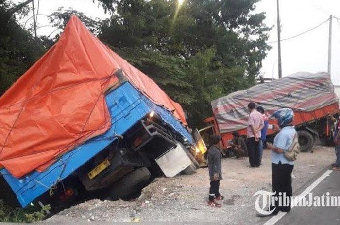 Truk tronton, Colt Diesel, dan Gran Max masuk parit di Gresik