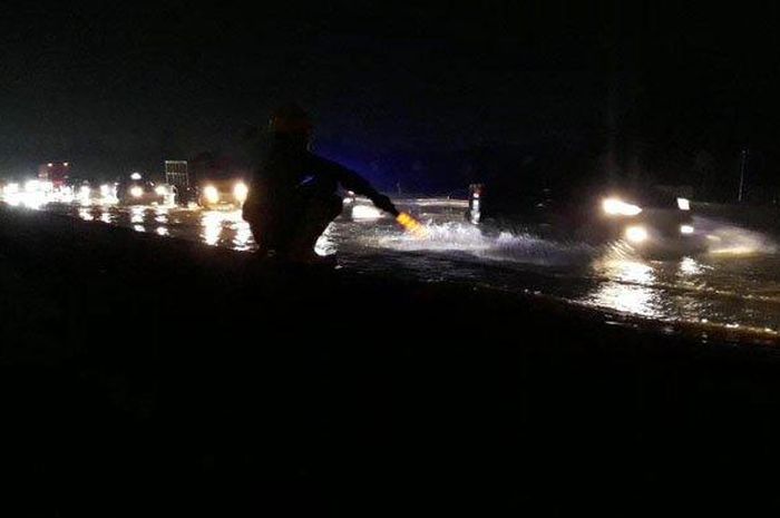 Kondisi genangan air di Tol Jakarta- BSD dini hari tadi (27/4/2019). 