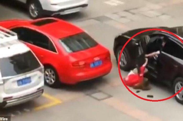 Wanita berpegangan pada pintu samping mobil mantan pacarnya yang melindas dengan Porsche warna hitam.