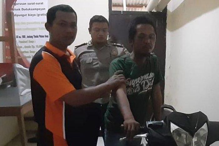 Pelaku curanmor Ahmad Farihin (35) besert barang bukti motor milik korban di Polsek Duduk Sampeyan, Sabtu (27/4/2019)