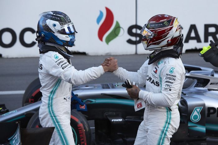 Valtteri Bottas (kiri) menjadi pemenang F1 Azerbaijan dan Lewis Hamilton di posisi kedua. 