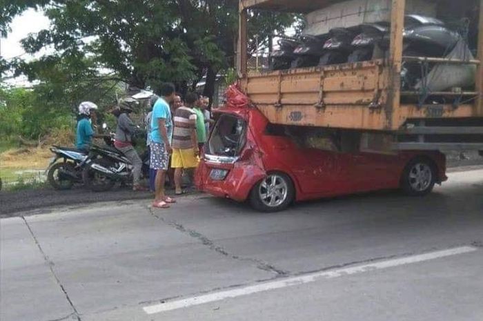 Honda Brio alami kecelakaan parah
