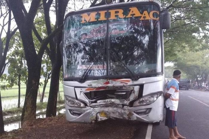 Kondisi Bus Mira yang bertabrakan dengan Suzuki Satria F150, muka depan blesek