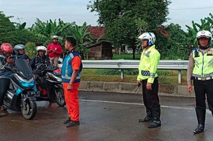 Pengendara roda dua saat dihentikan polisi ketika ingin memasuki jalan Tol Pasuruan-Gempol, Senin (29/4/2019). 