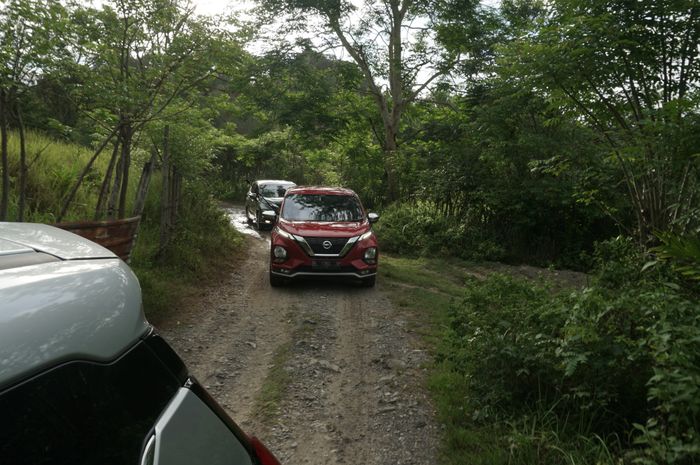 Jalanan semi off-road bukan perkara sulit buat  Nissan Livina