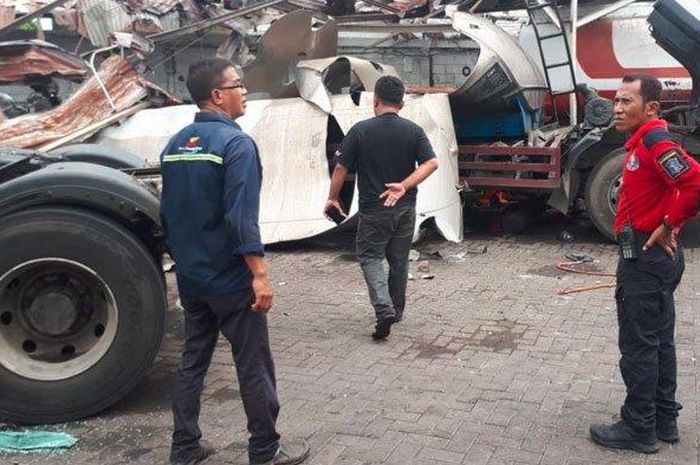 Kondisi tangki truk yang meledak di area PT Surya Mitra Tirta Kencana di Jalan Nimbangan, Kenjeran, Surabaya, Senin (29/4/2019).  