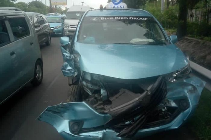 Taksi Blue Bird kecelakaan tabrak mobil pikap di tol Cengkareng