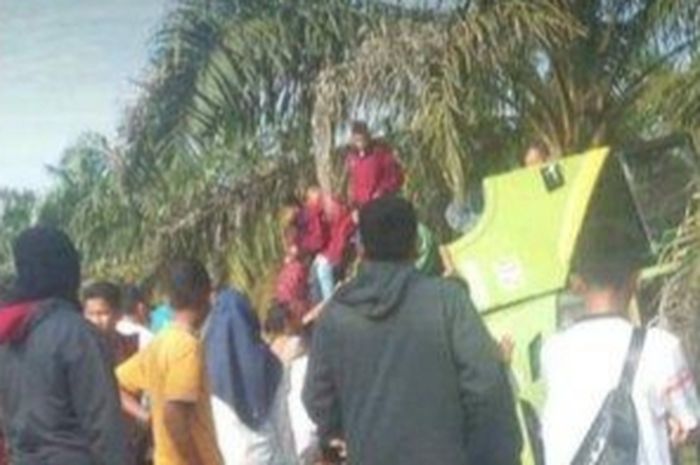 Proses evakuasi bus yang terbalik