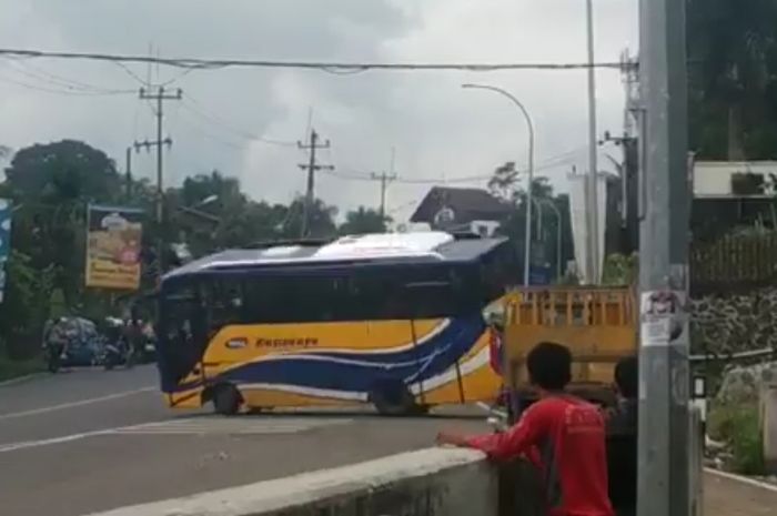 Bus yang menabrak pembatas jalan setelah mundur karen rem blong