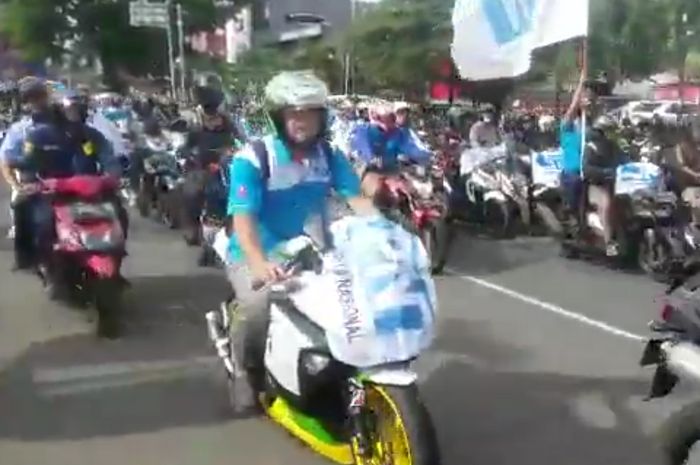 Buruh yang ikut konvoi May Day di Bogor menggunakan motor Kawasaki Ninja 250.