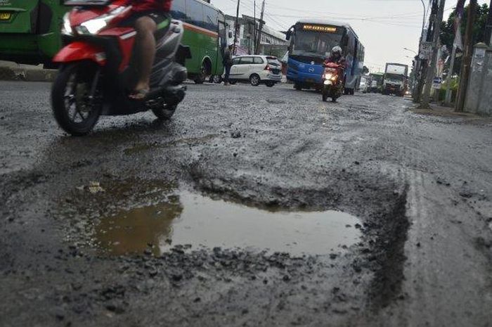 Jalan rusak di depan BTC Mal Bekasi, Jawa Barat