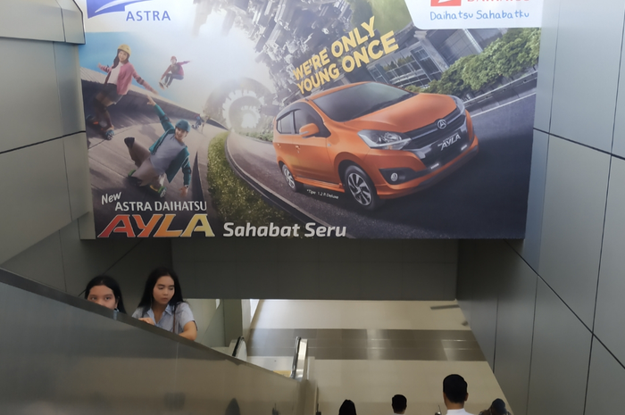 Daihatsu branding di stasiun MRT Cipete Raya, Jakarta Selatan.