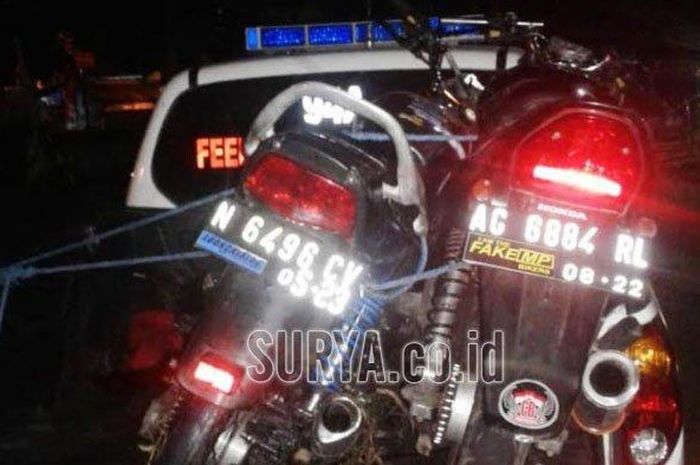 Dua motor yang saling bersenggolan diangkut mobil polisi Polres Tulungagung. 