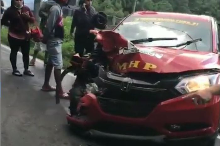 Honda HR-V terkoyak bodi depan hingga fender kanan, saling sambar lawan dump truk di jalan bertebing