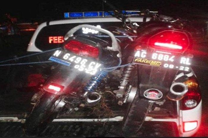 Dua motor milik dua pemotor di Kabupaten Tulungagung, yang beradu kencang dan saling bersenggolan hingga kedua pengemudinya tewas, saat diangkut mobil polisi, Jumat (3/5/2019)