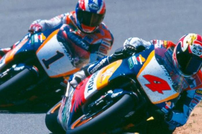 Alex Criville #4 berada di depan rekan satu timnya Mick Doohan #1