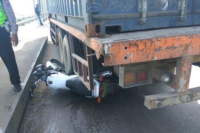Suzuki Thunder Ipda Tatang yang jadi ganjalan truk.