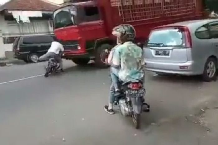 Seorang siwa SMA yang nyaris tertabrak truk saat menyebrang