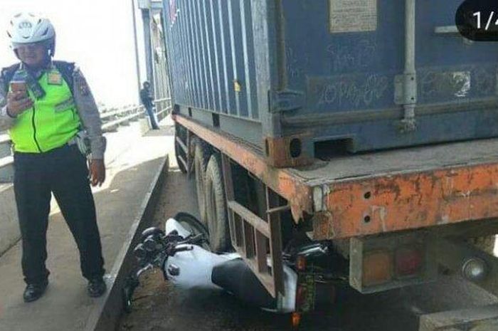 Suzuki Thunder Ipda Tatang yang mengganjal truk tronton di Jembatan Kapuas
