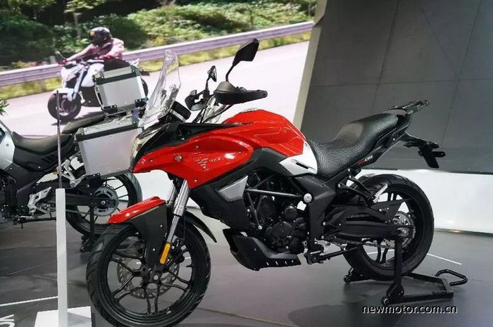Loncin 300DS, kloningan Honda CB500X dari Tiongkok