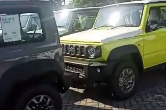 New Suzuki Jimny sudah terparkir di pelabuhan tanjung priok