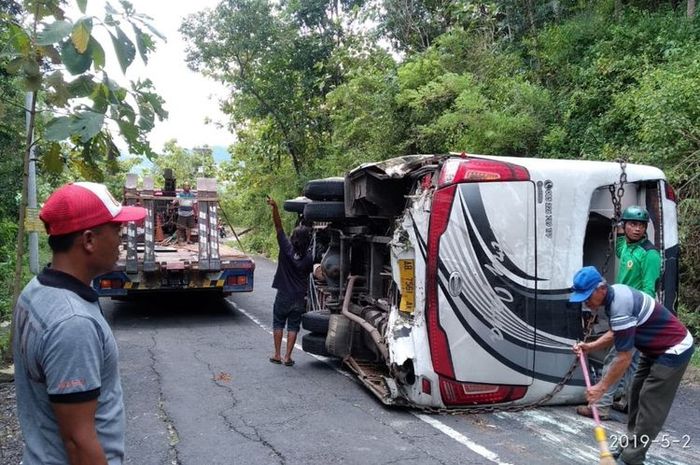 Bus alami kecelakaan di Tanjakan Bundelan, Ngawen, Gunungkidul, Kamis (2/5/2019)