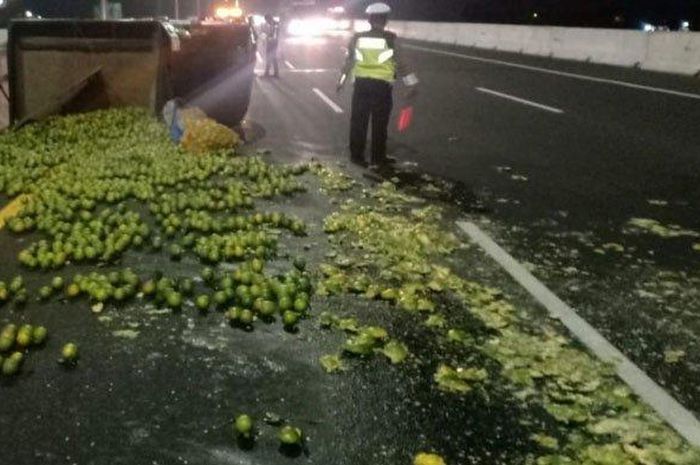 Mobil pikap bermuatan jeruk terguling di jalan Tol Sidoarjo