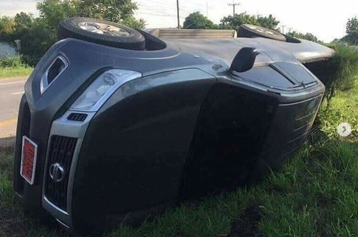 Nissan Navara terguling karena tali senar layang-layang