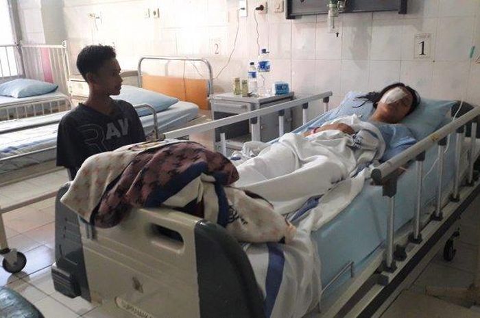 Siswi kelas IX SMPN 2 Purworejo, Jateng, Layla Putri Ramadhani dirawat karena matanya luka di RS Sardjito Yogyakarta, Kamis (2/5/2019) 